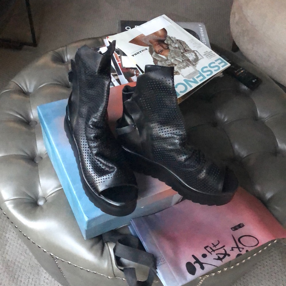Fun bootie with zippers
